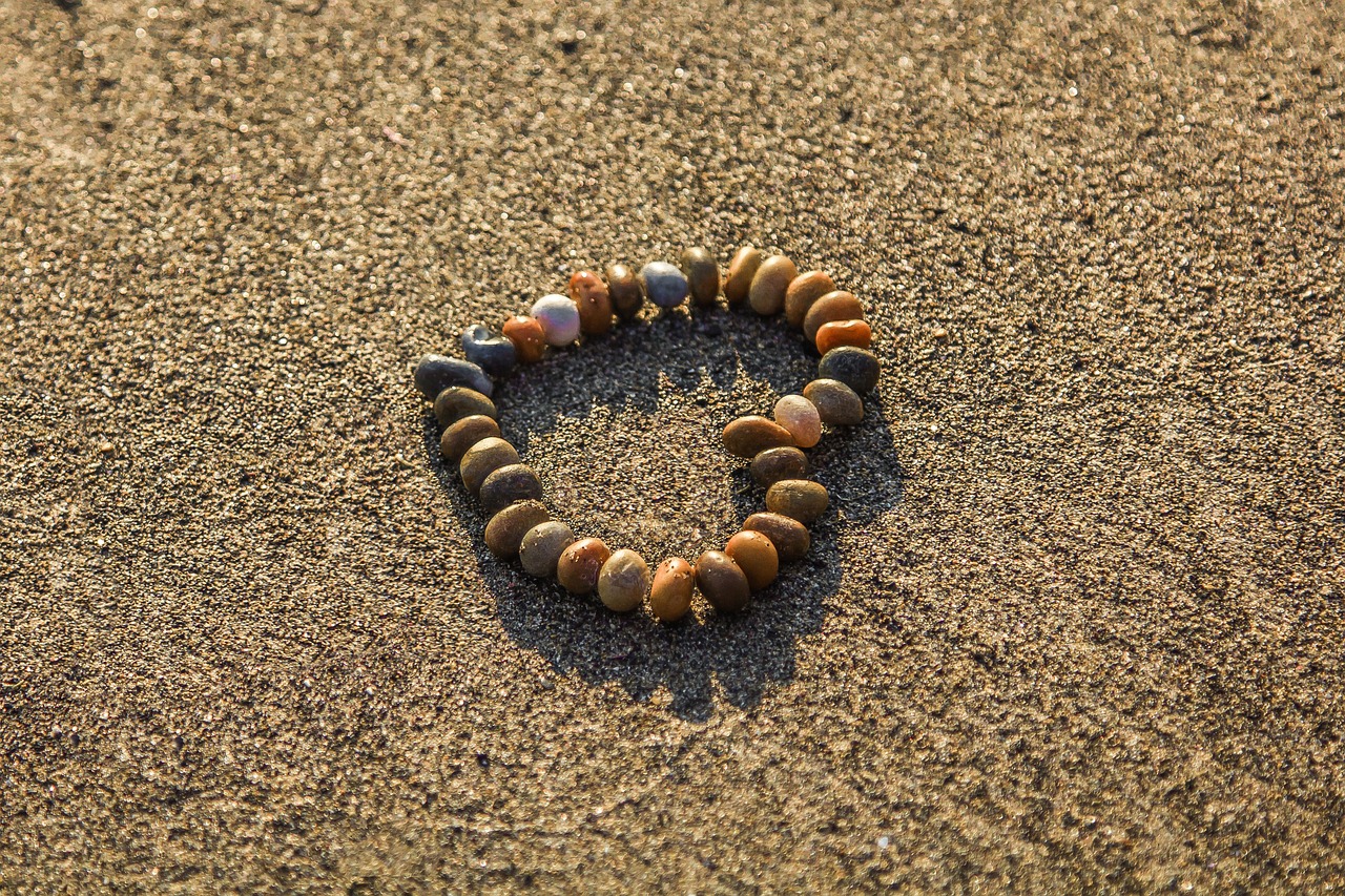 ¿Cómo se llama una playa con piedras?